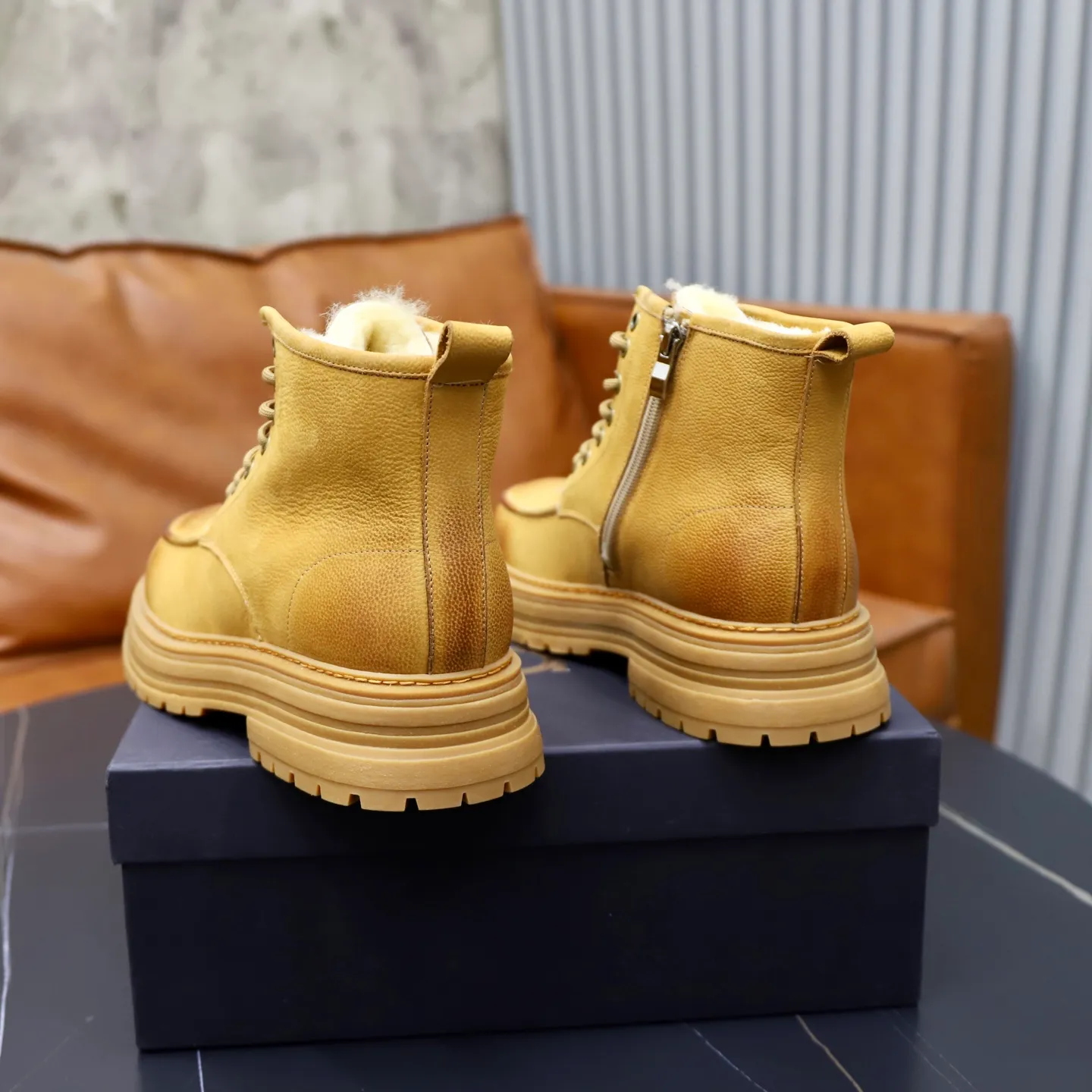 Ex-factory price: 680💰Thick wool imported from Australia Brand: UGG genuine purchasing agent Size: 38-44 (customized in 45) Grade: Official website 1:1 Material: First-layer genuine leather waterproof and antifreeze upper Real wool lining Original non-slip Soft wear-resistant outsole Style category: Men's casual shoes Trendy style Comfortable on the feet Color: Official website color synchronization